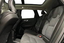 musta Volvo XC60 2023 kuva 8.