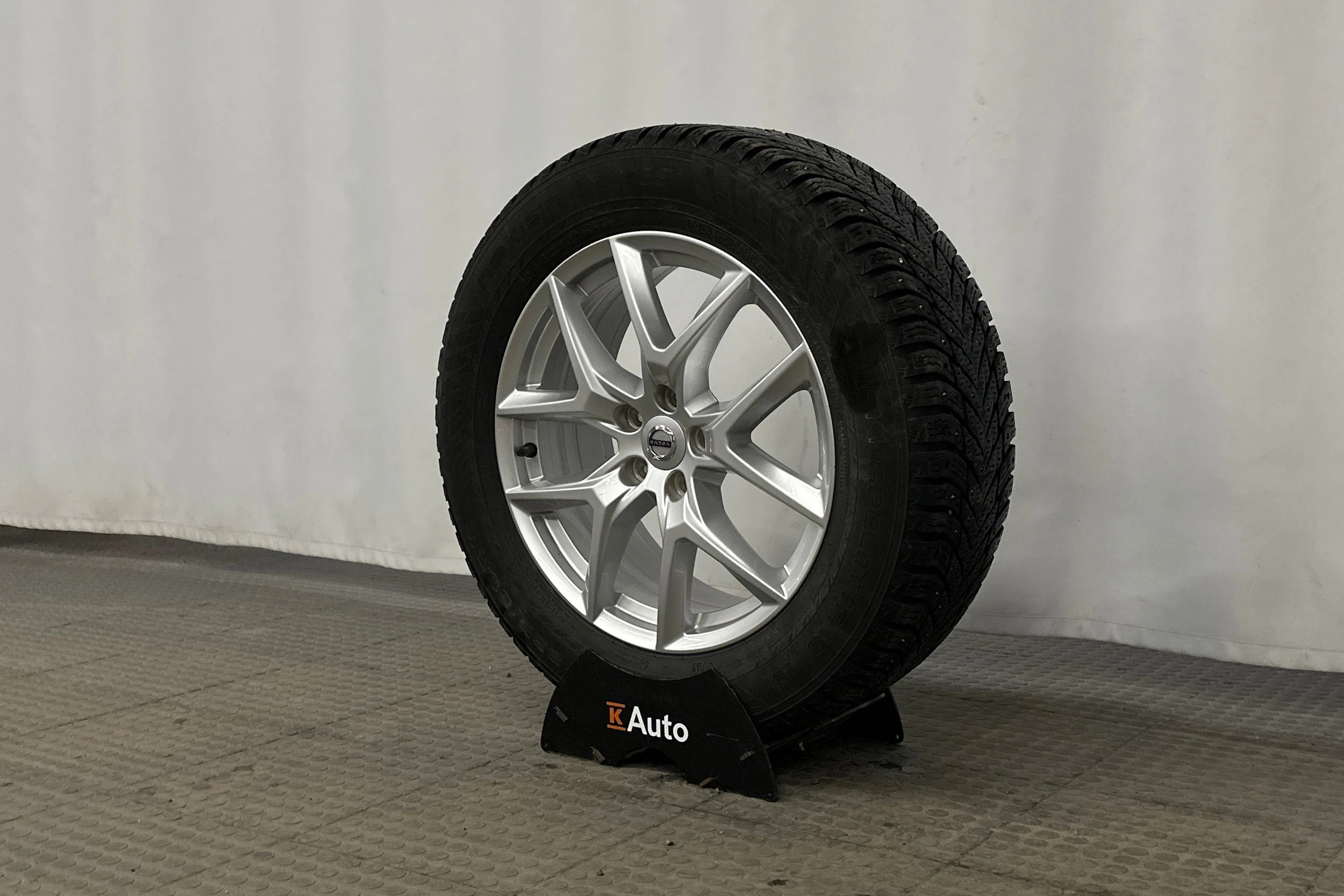 musta Volvo XC60 2023 kuva 10.