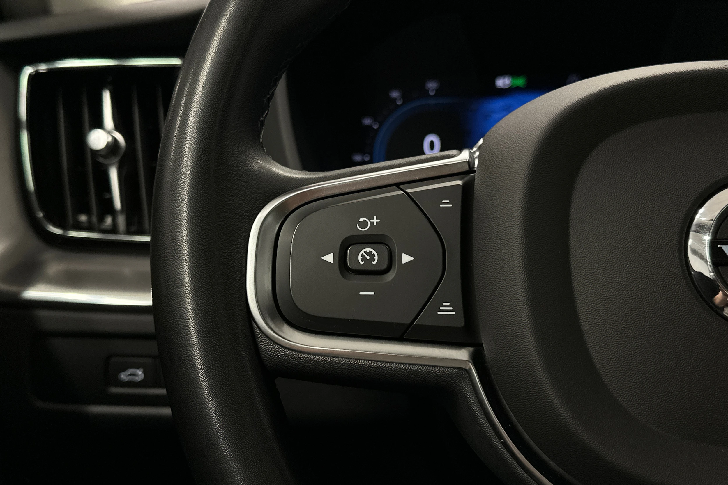 musta Volvo XC60 2023 kuva 11.