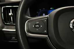 musta Volvo XC60 2023 kuva 11.