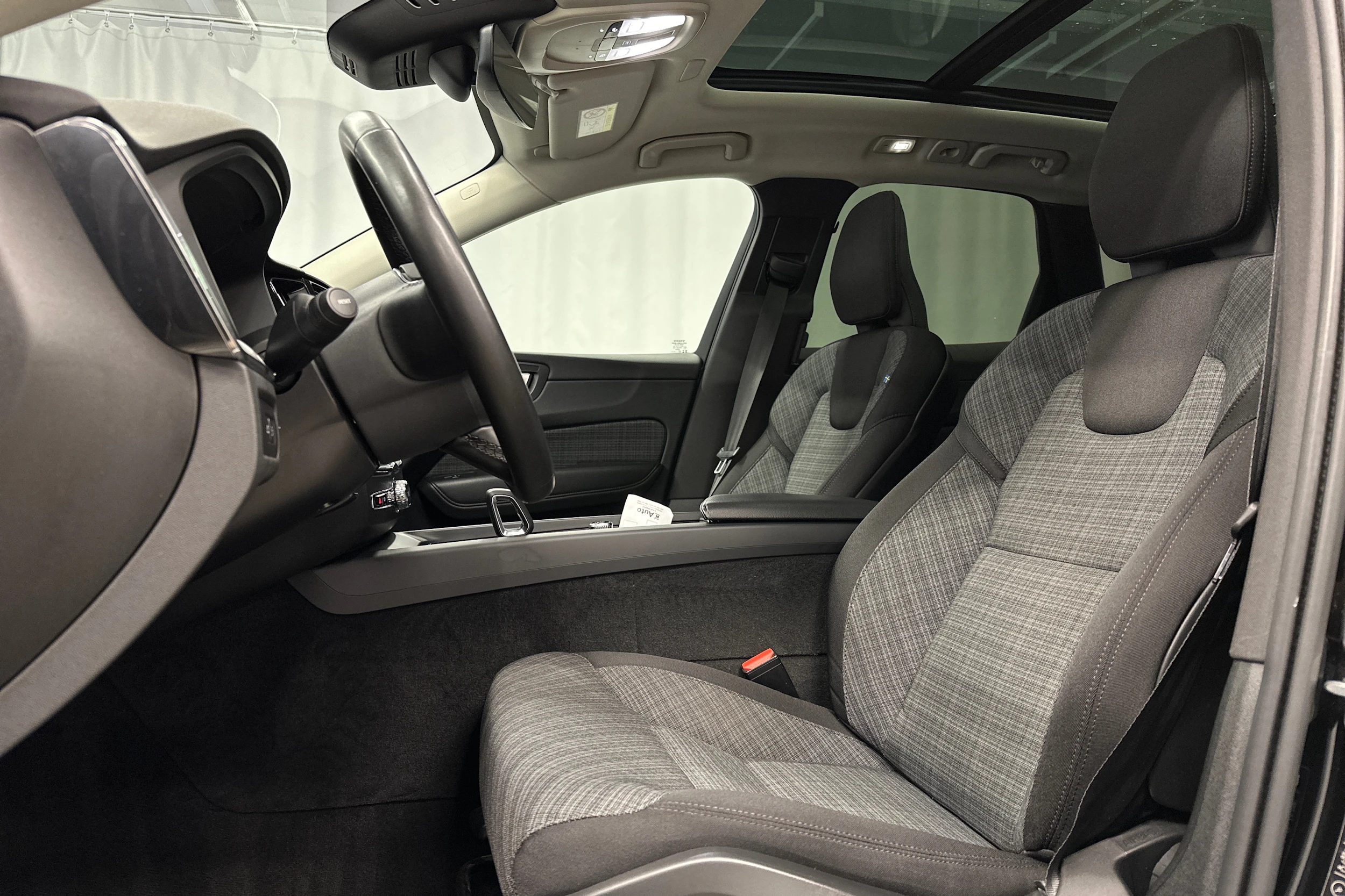 musta Volvo XC60 2023 kuva 20.
