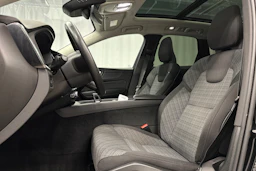 musta Volvo XC60 2023 kuva 20.
