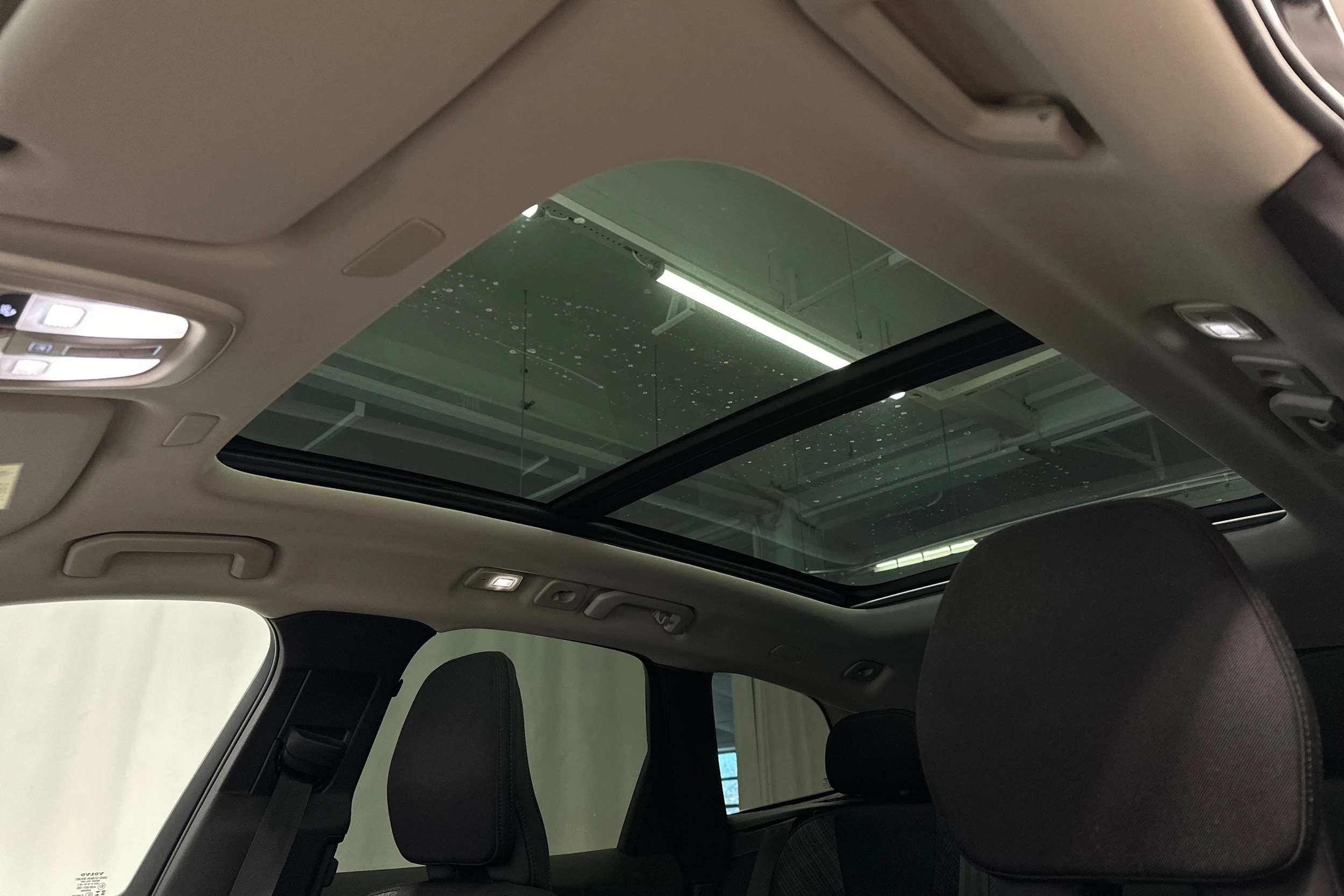 musta Volvo XC60 2023 kuva 21.