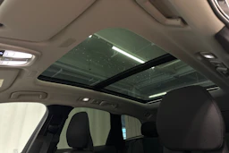 musta Volvo XC60 2023 kuva 21.