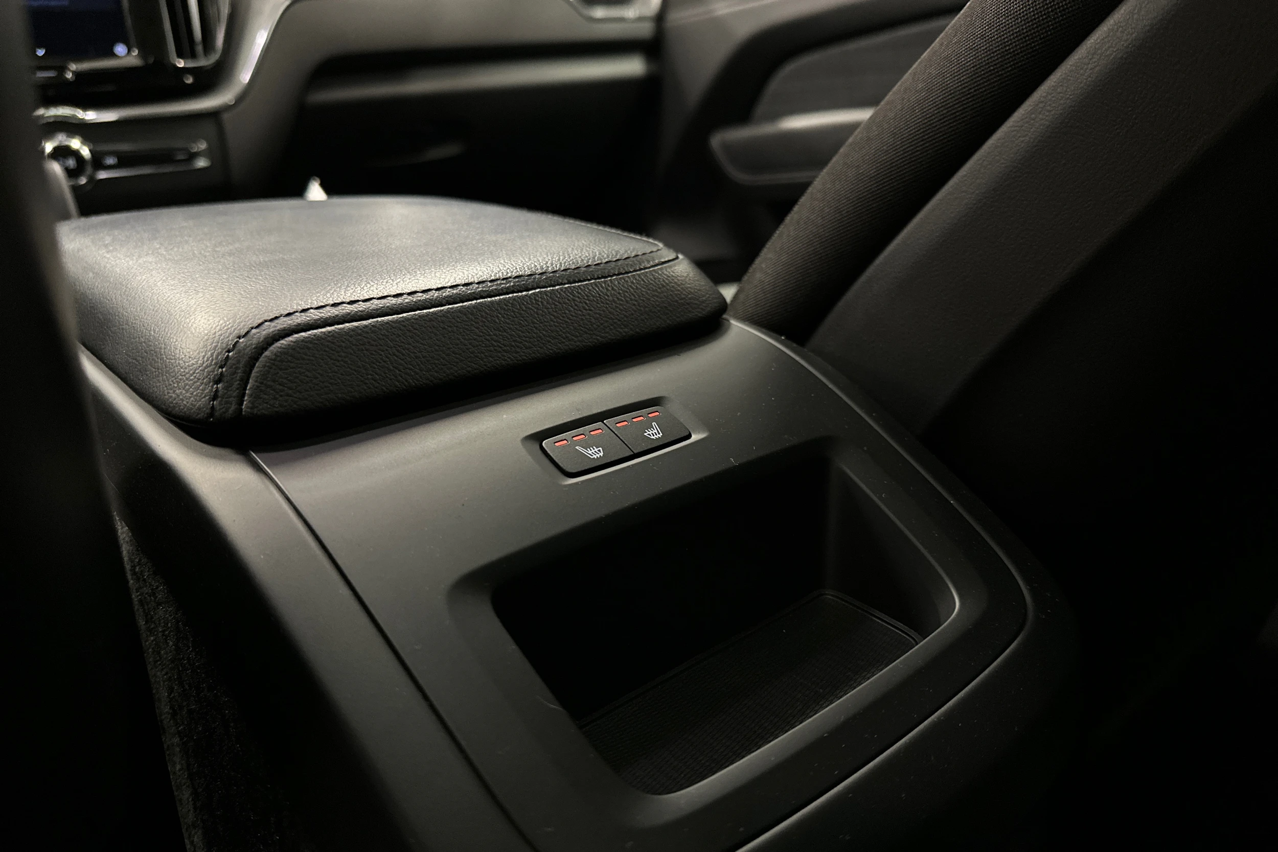 musta Volvo XC60 2023 kuva 22.