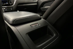 musta Volvo XC60 2023 kuva 22.
