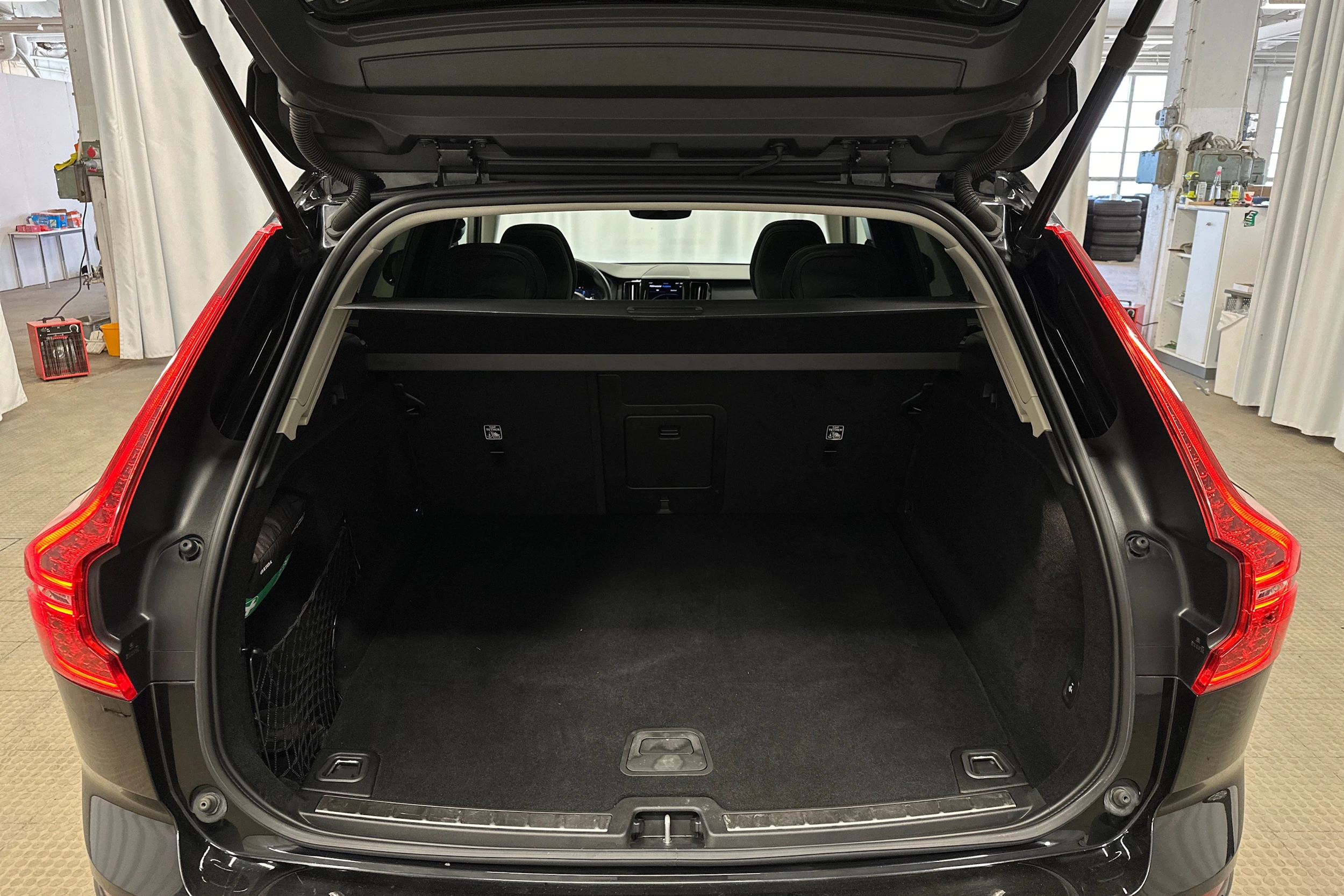 musta Volvo XC60 2023 kuva 23.