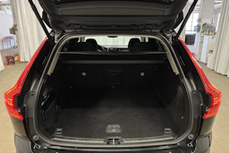 musta Volvo XC60 2023 kuva 23.