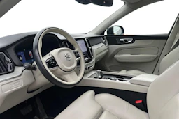 musta Volvo XC60 2023 kuva 3.