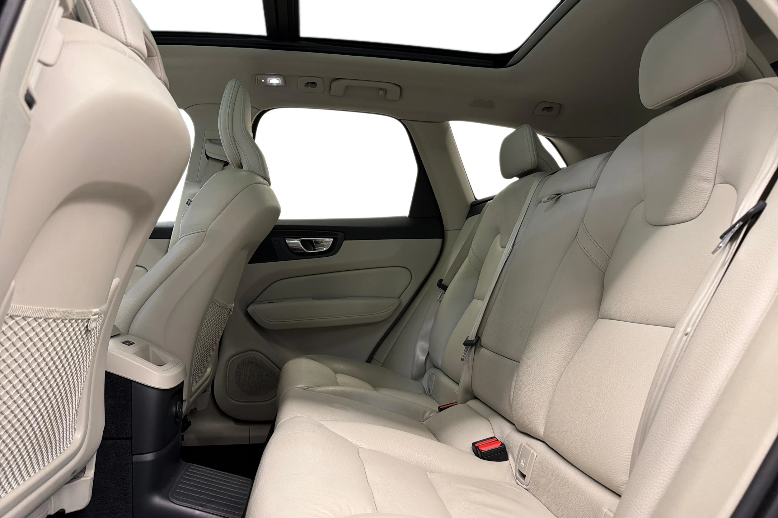 musta Volvo XC60 2023 kuva 8.