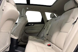 musta Volvo XC60 2023 kuva 8.