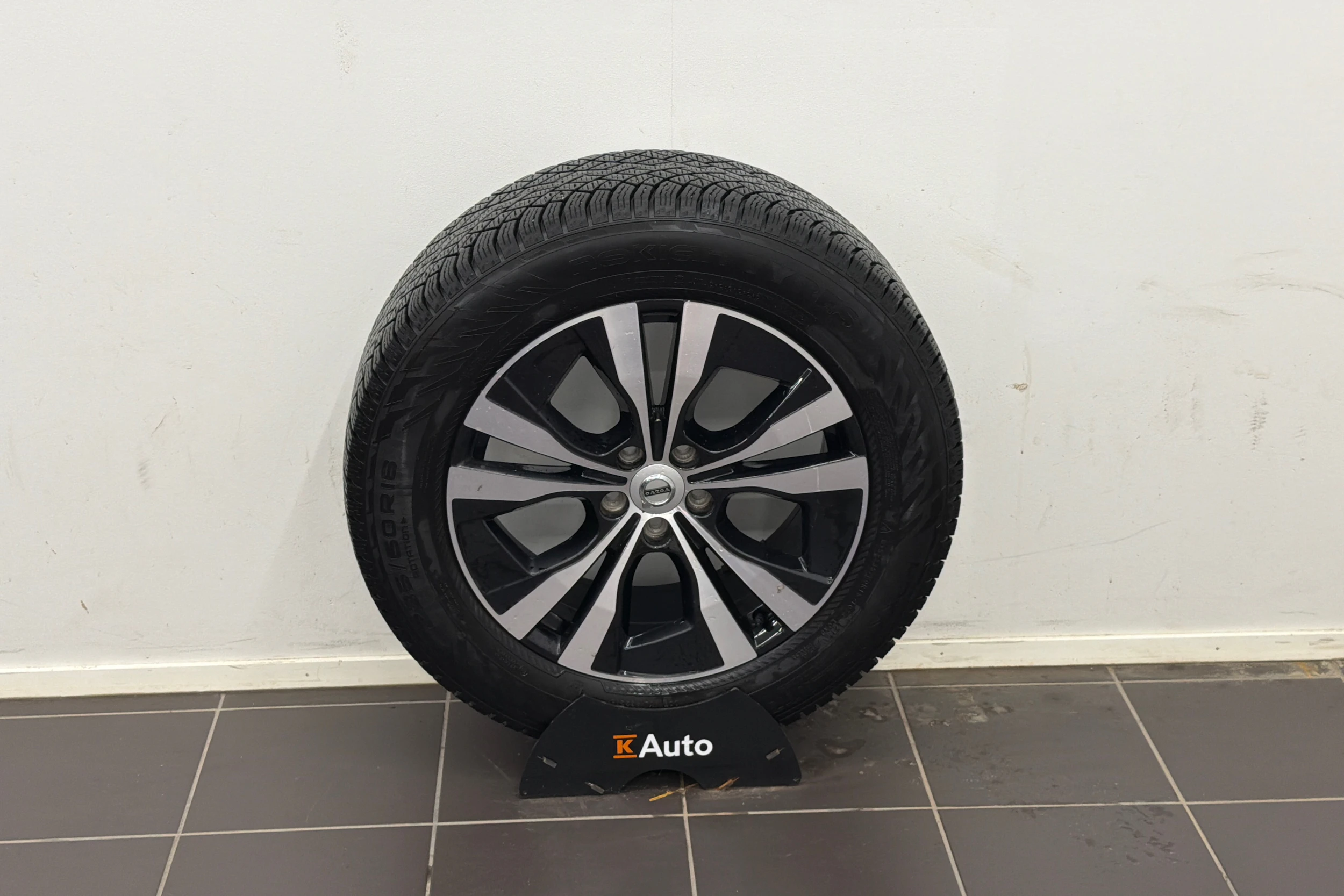 musta Volvo XC60 2023 kuva 10.