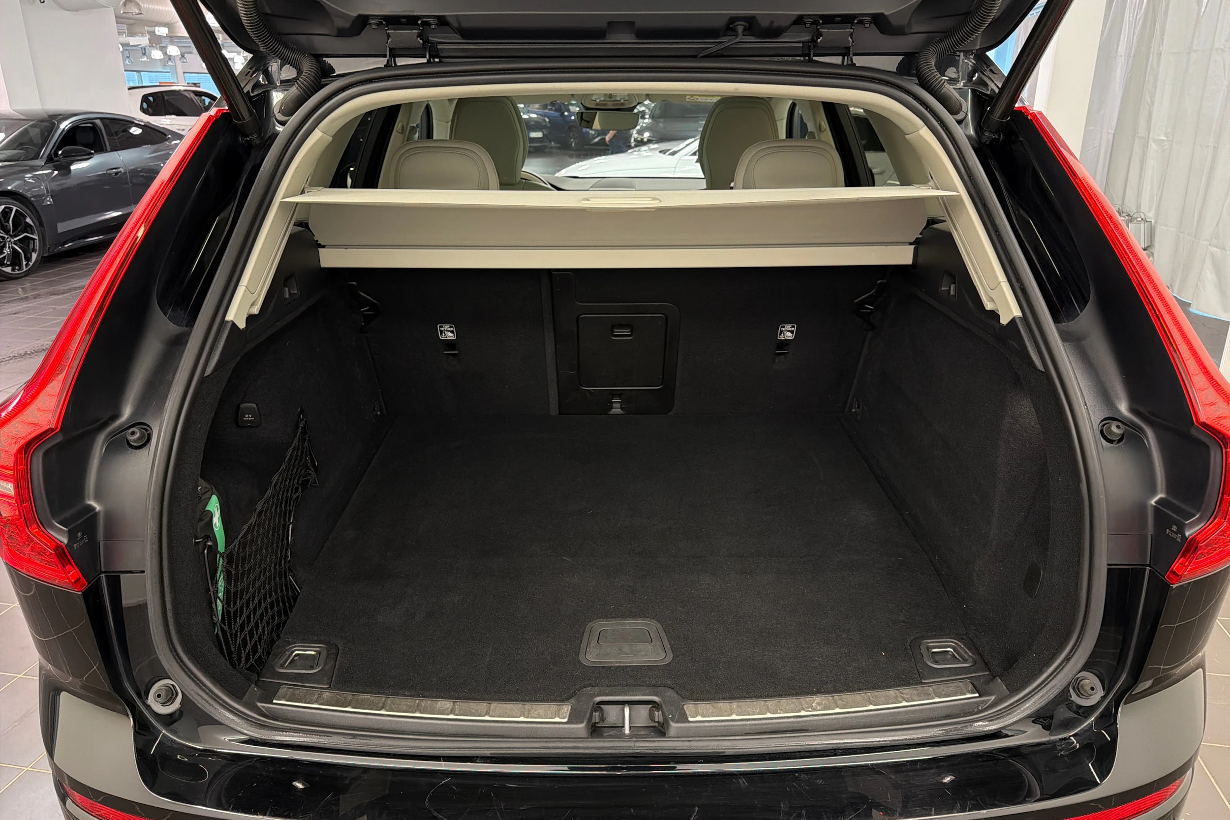 musta Volvo XC60 2023 kuva 11.