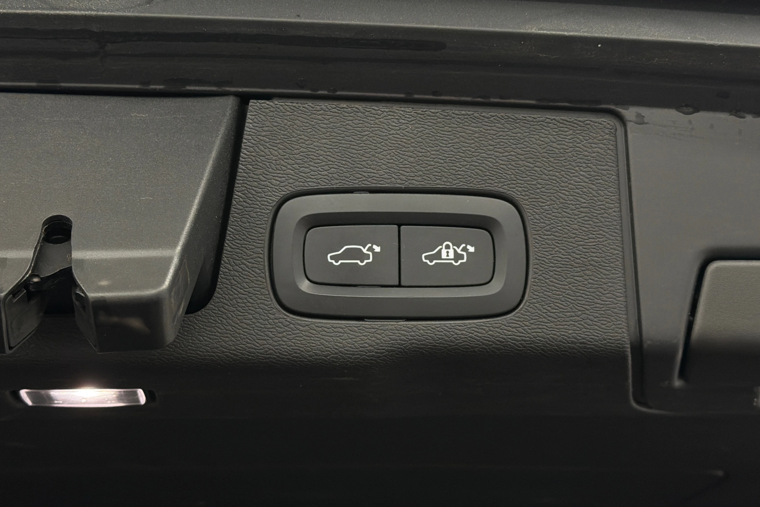 musta Volvo XC60 2023 kuva 12.