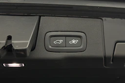 musta Volvo XC60 2023 kuva 12.