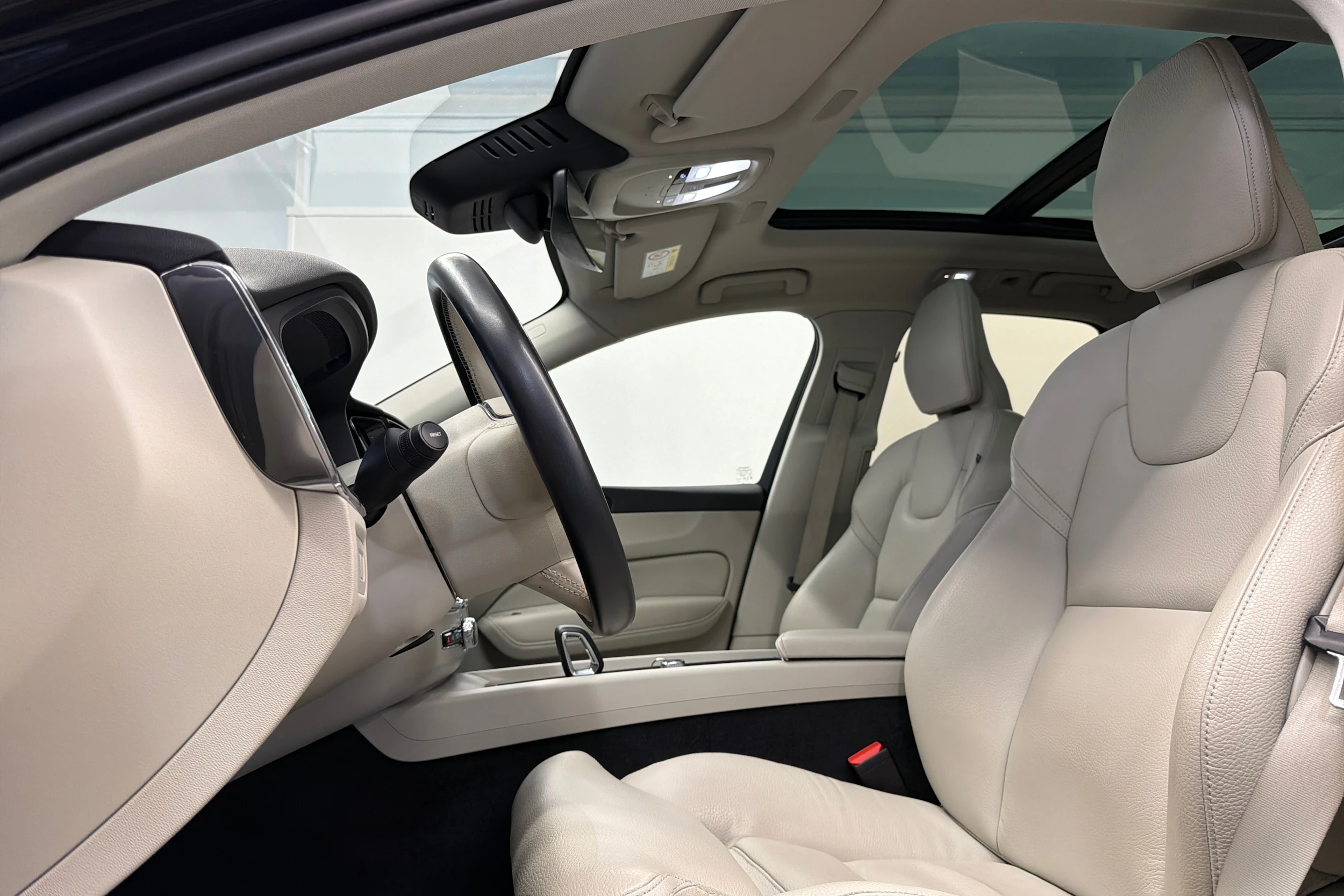 musta Volvo XC60 2023 kuva 14.