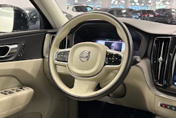 musta Volvo XC60 2023 kuva 16.