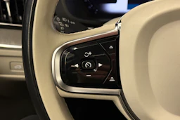 musta Volvo XC60 2023 kuva 17.