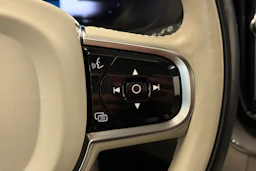 musta Volvo XC60 2023 kuva 18.