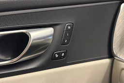musta Volvo XC60 2023 kuva 22.