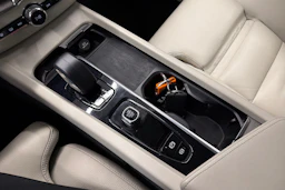 musta Volvo XC60 2023 kuva 23.