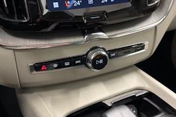 musta Volvo XC60 2023 kuva 24.