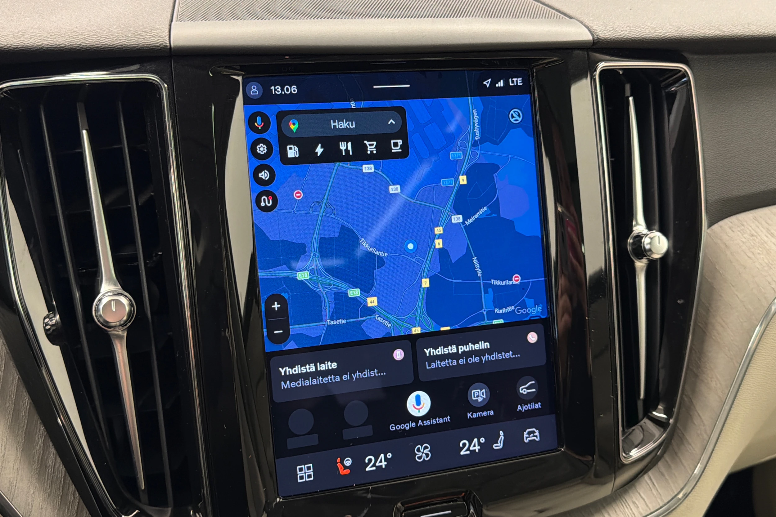 musta Volvo XC60 2023 kuva 30.