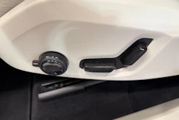 musta Volvo XC60 2023 kuva 34.