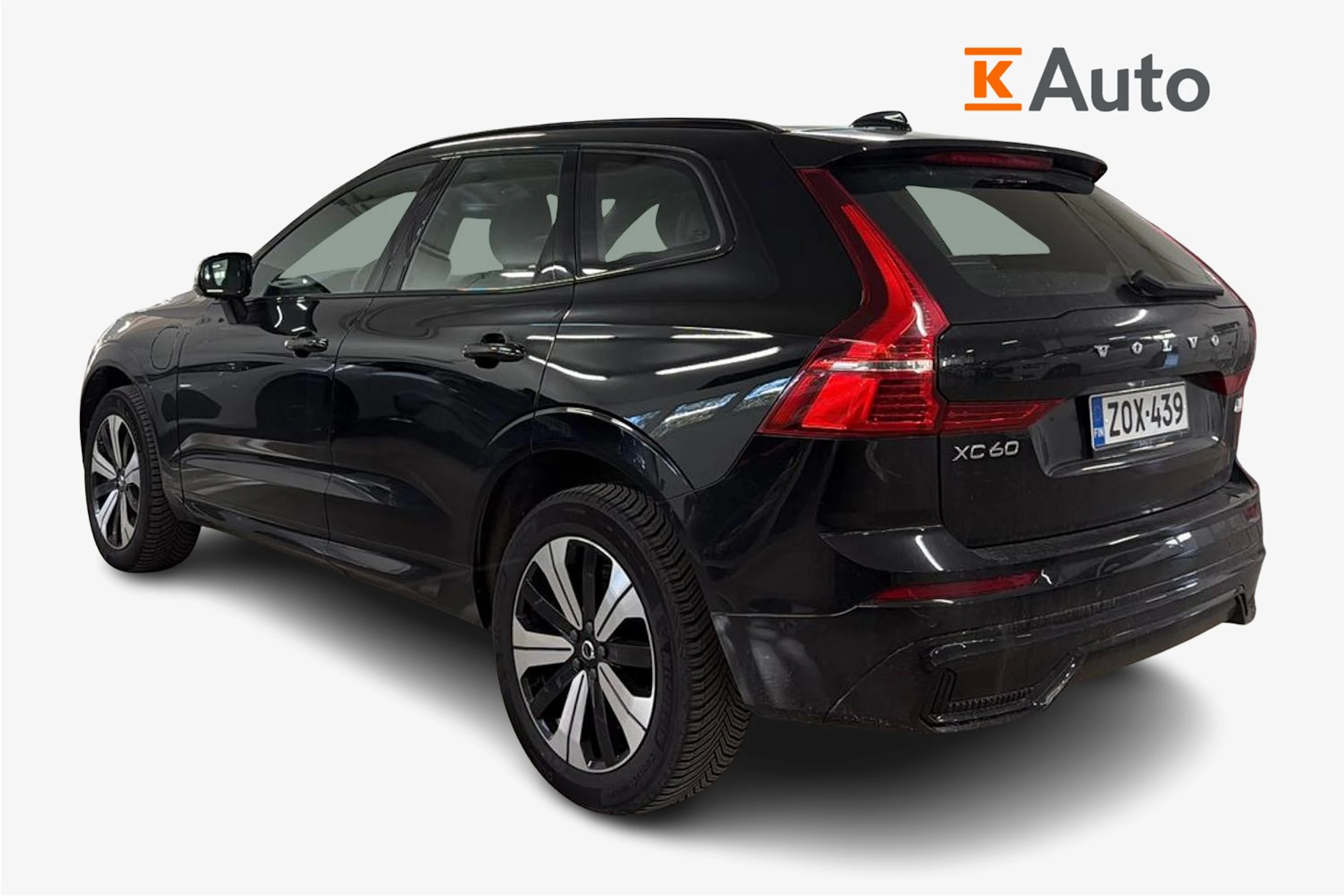 musta Volvo XC60 2023 kuva 2.