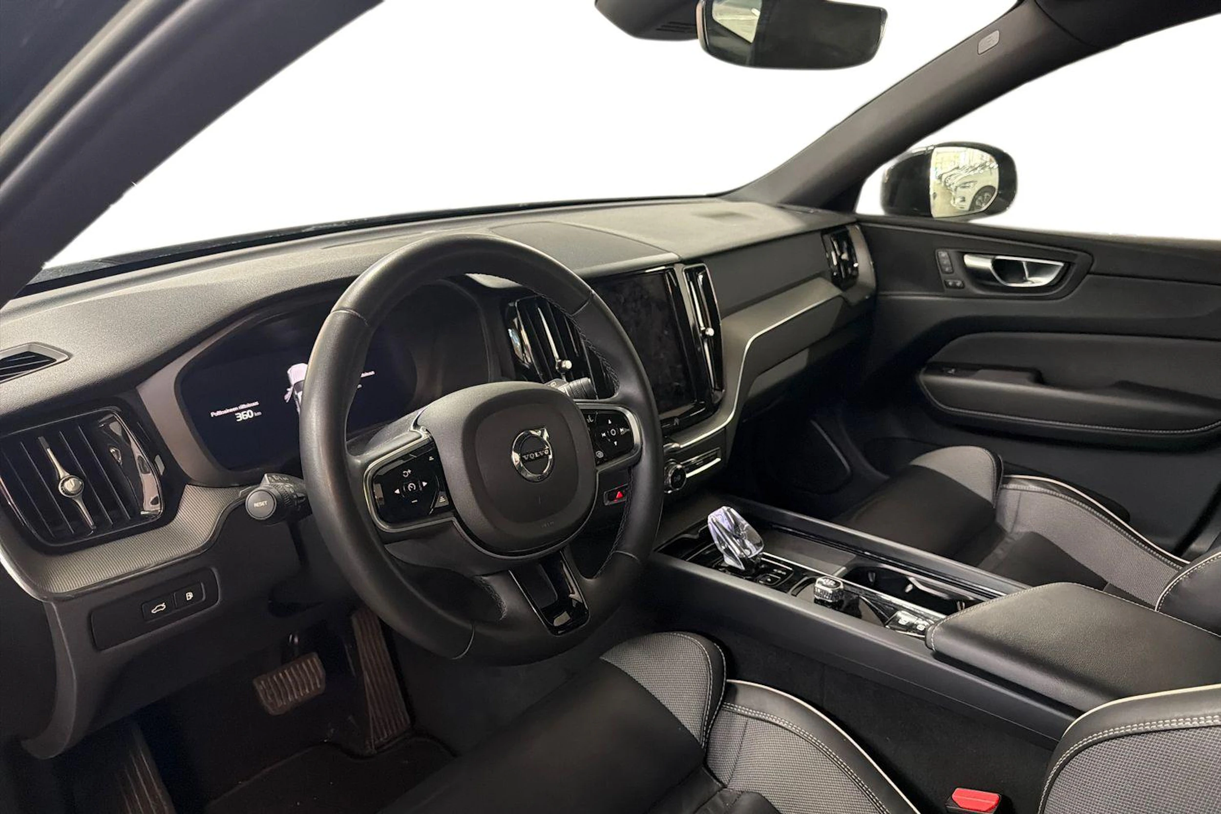 musta Volvo XC60 2023 kuva 3.