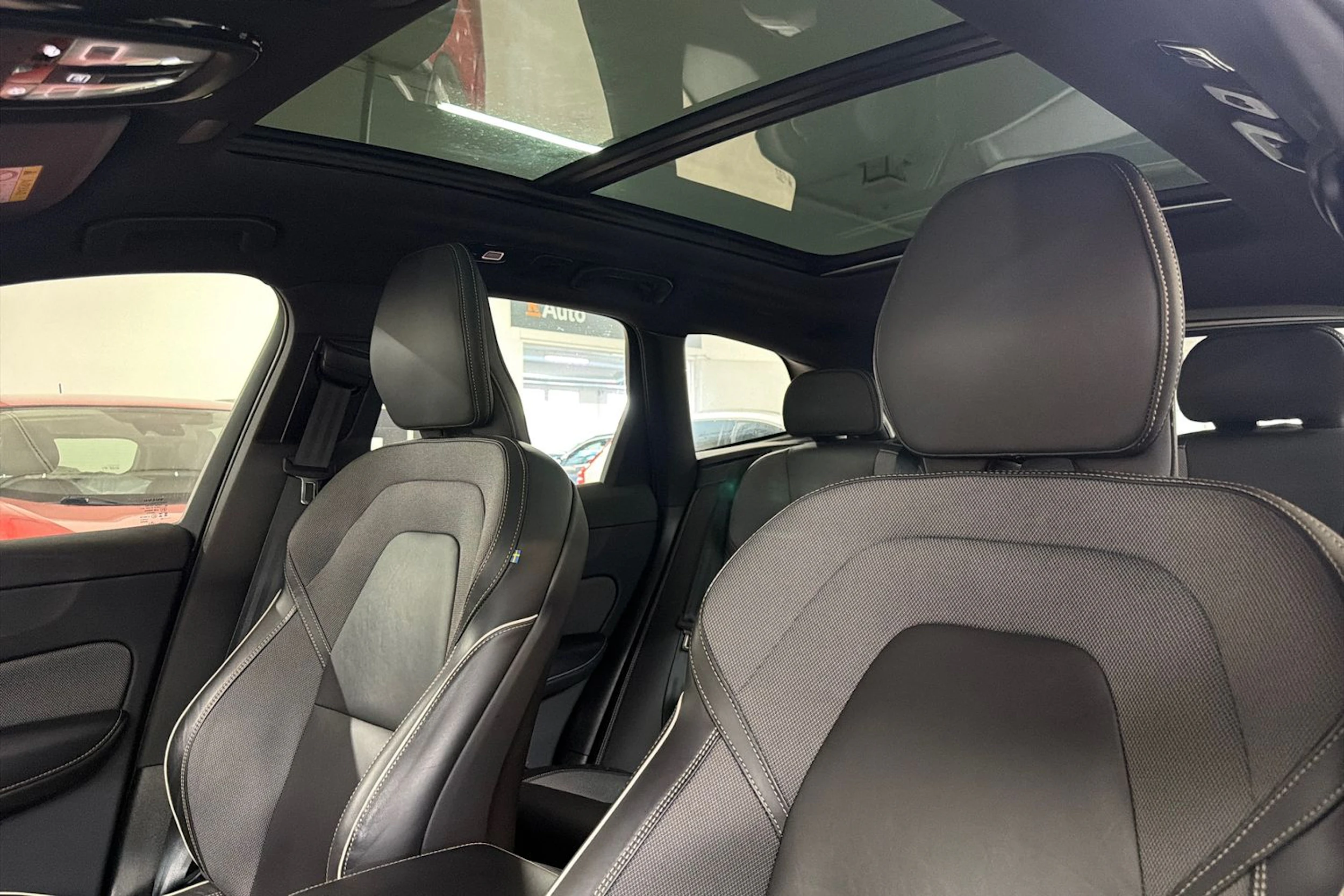 musta Volvo XC60 2023 kuva 4.