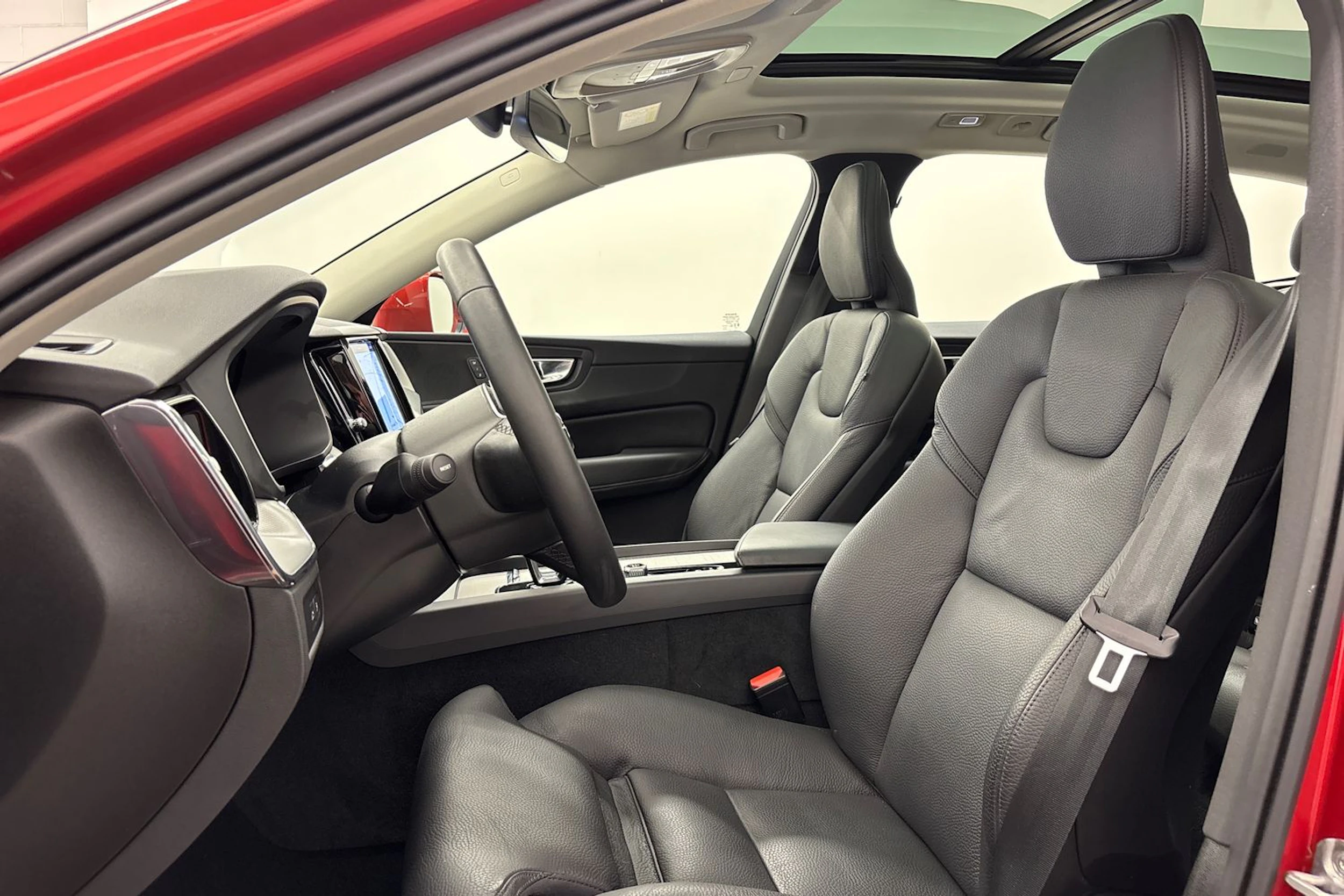 met. punainen Volvo XC60 2023 kuva 16.