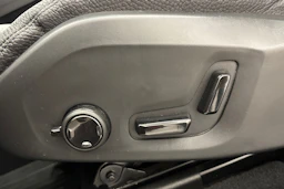 met. punainen Volvo XC60 2023 kuva 17.