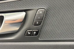 met. punainen Volvo XC60 2023 kuva 18.