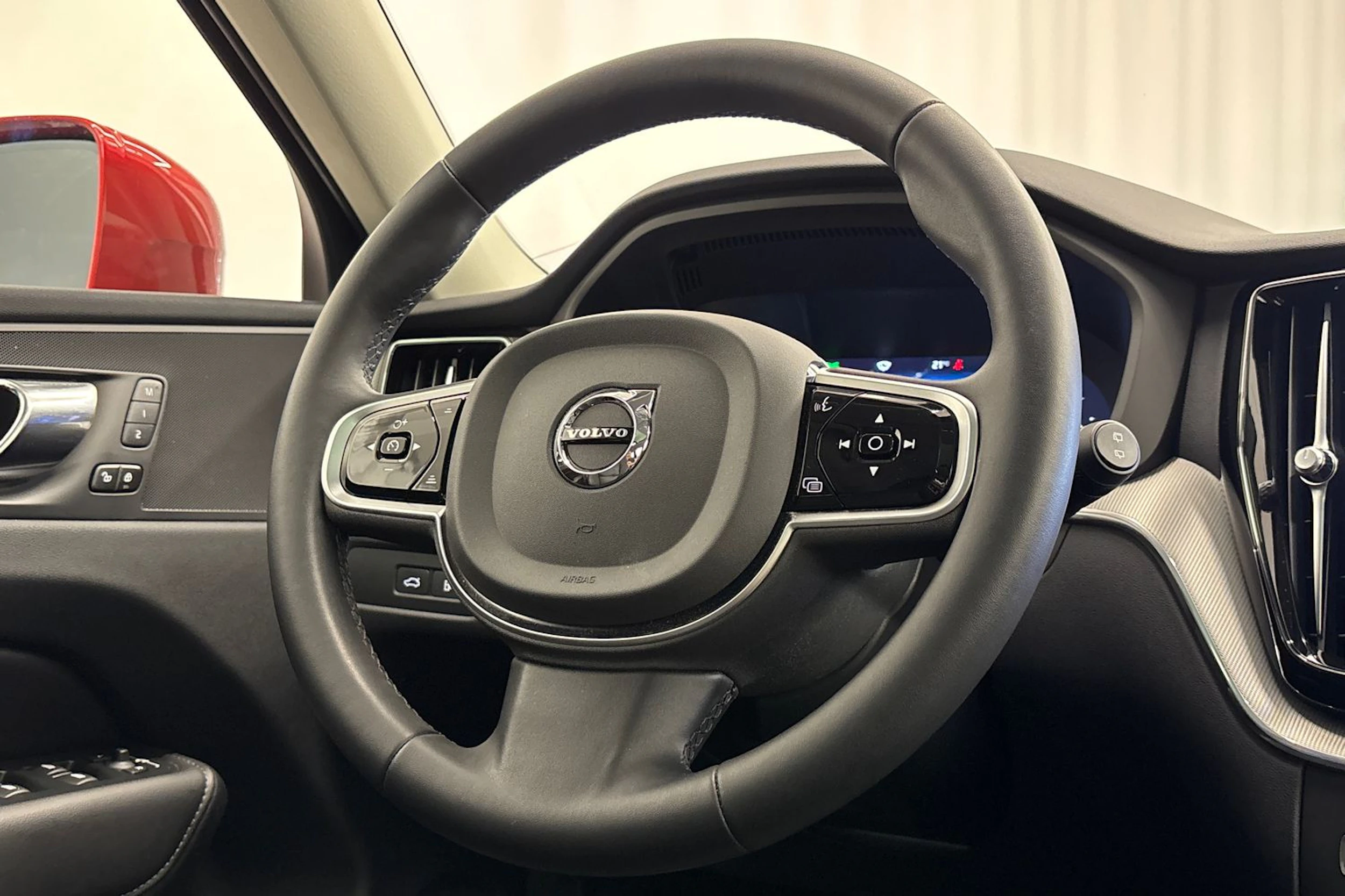 met. punainen Volvo XC60 2023 kuva 19.