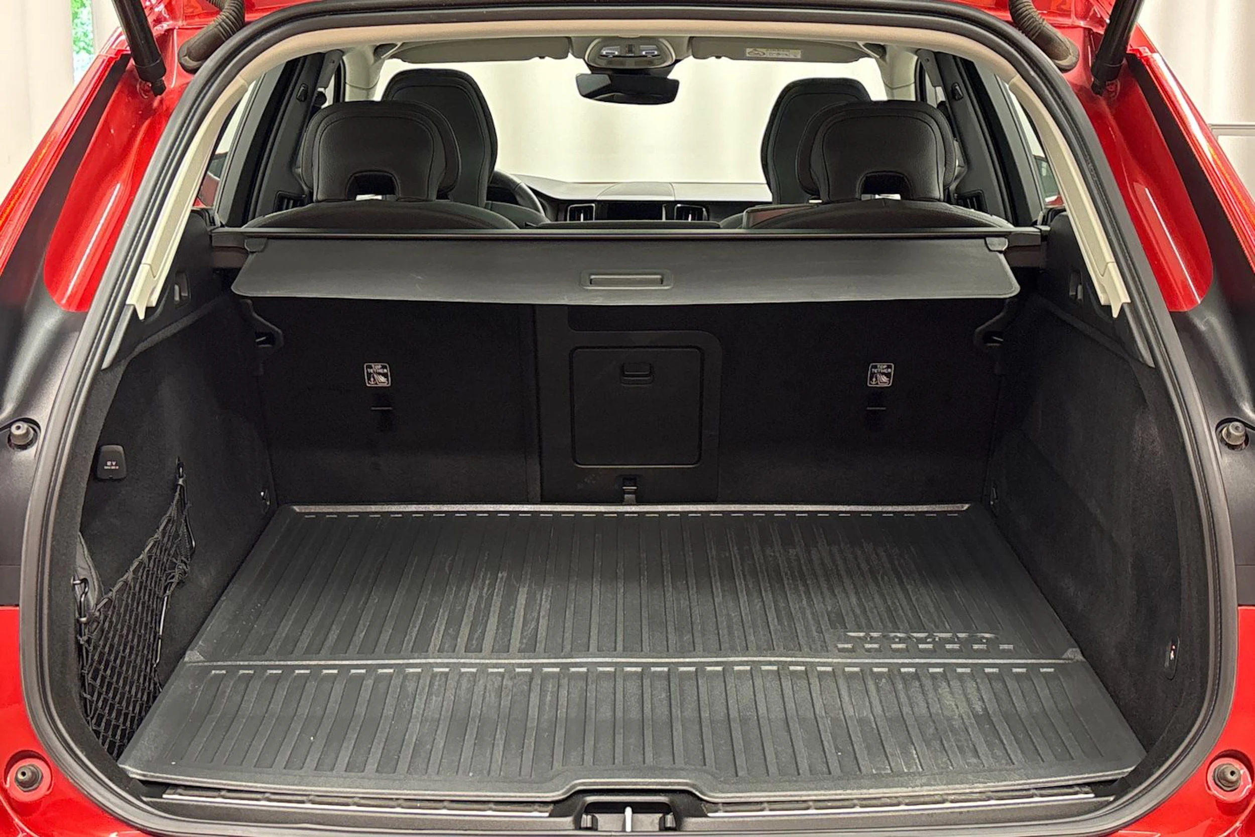 met. punainen Volvo XC60 2023 kuva 30.