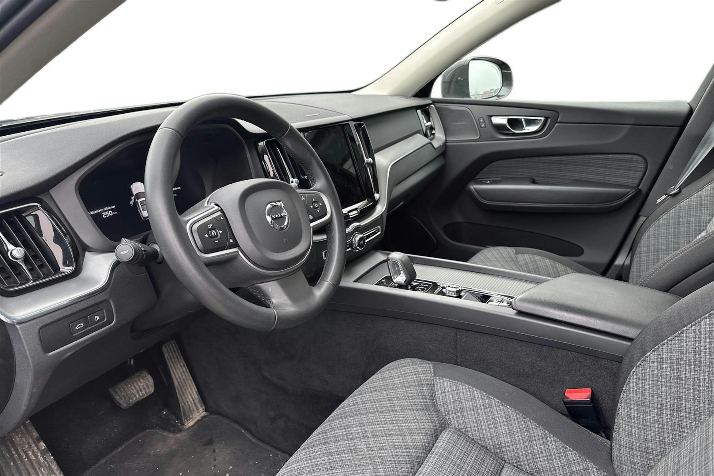 harmaa Volvo XC60 2023 kuva 3.
