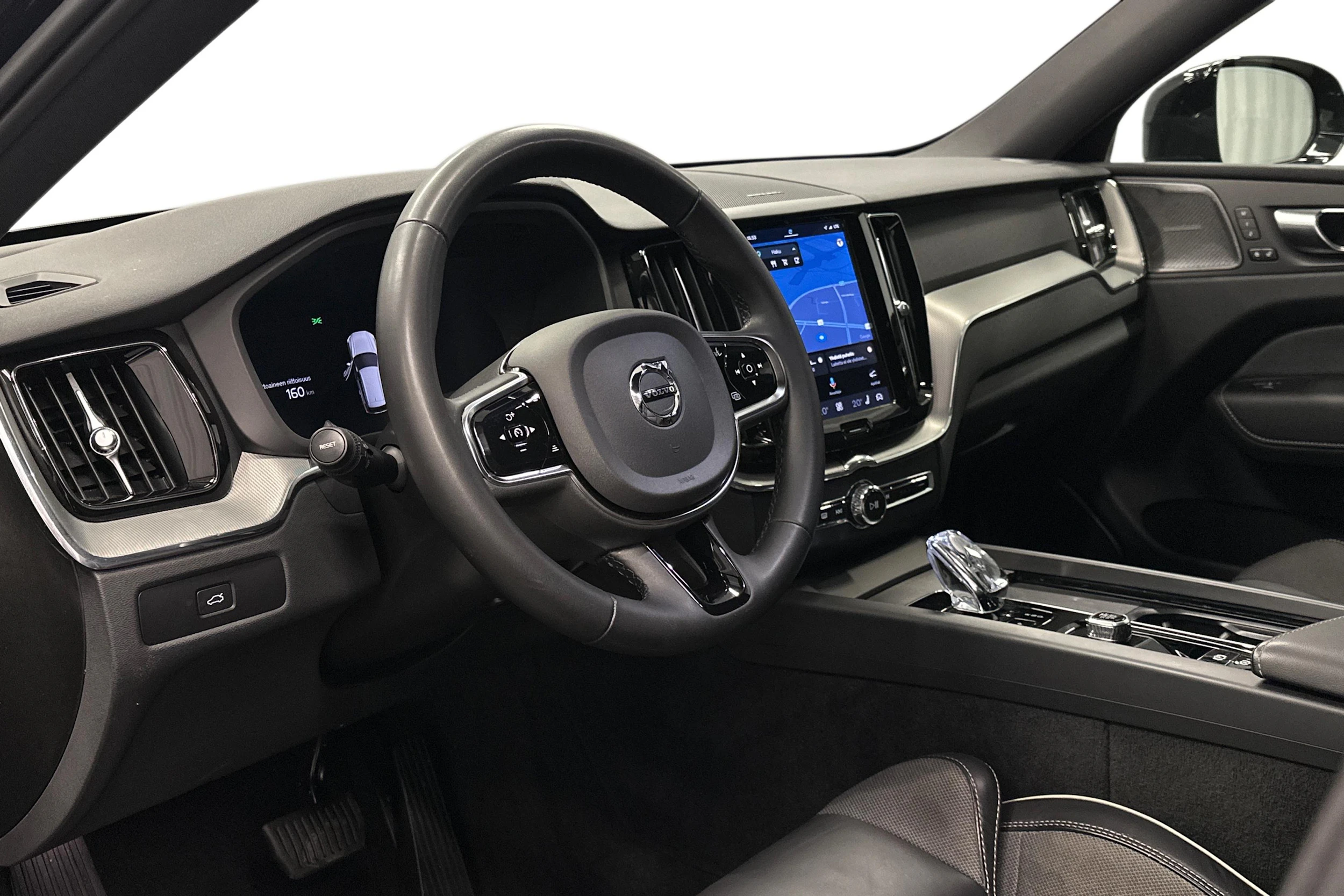 musta Volvo XC60 2024 kuva 6.