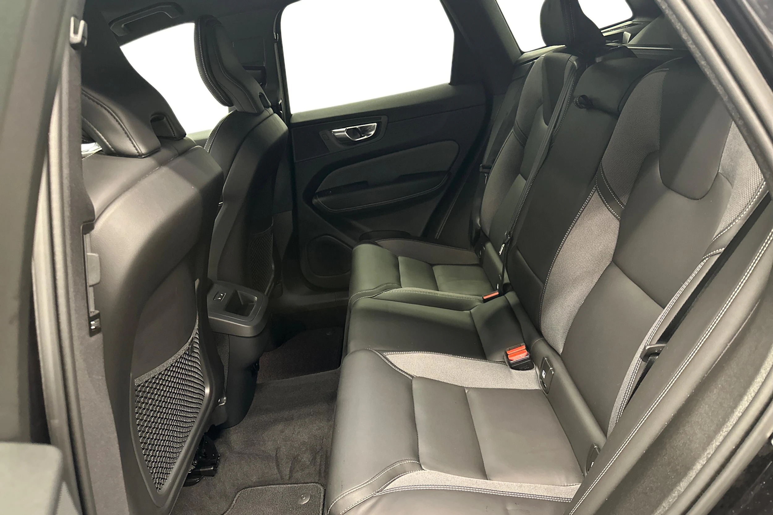musta Volvo XC60 2024 kuva 8.