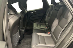 musta Volvo XC60 2024 kuva 8.