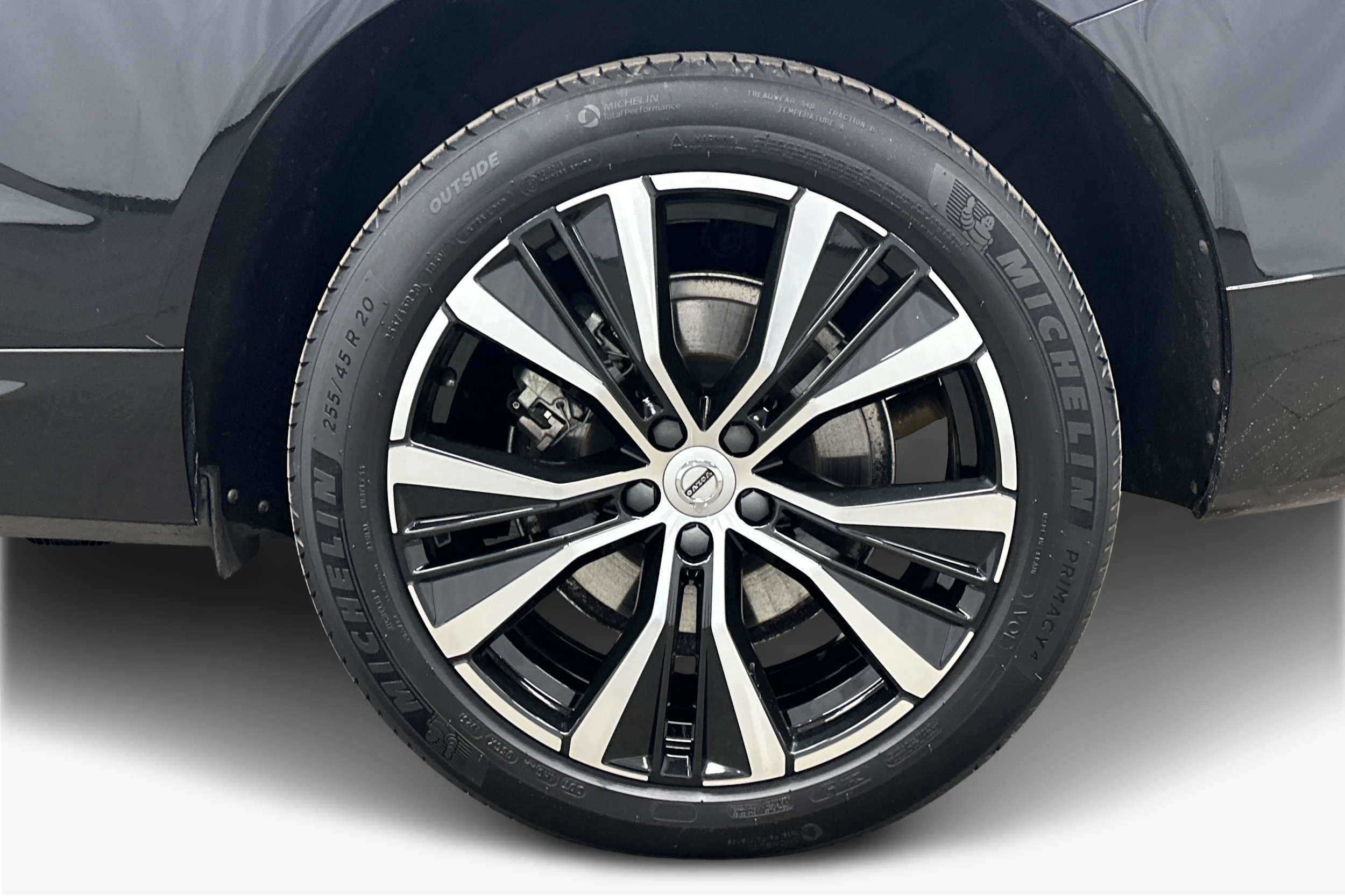 musta Volvo XC60 2024 kuva 9.