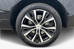 musta Volvo XC60 2024 kuva 9.