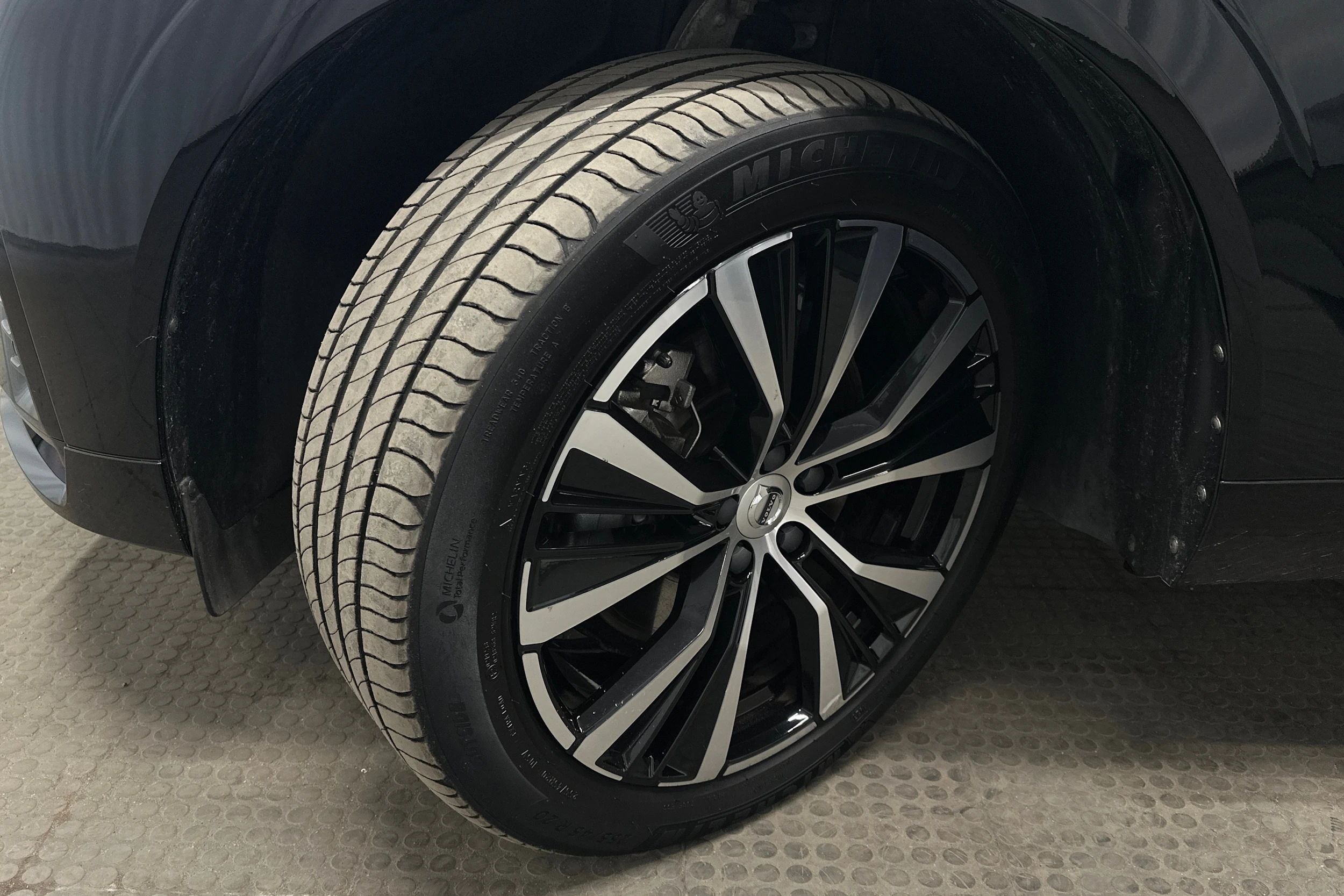 musta Volvo XC60 2024 kuva 10.