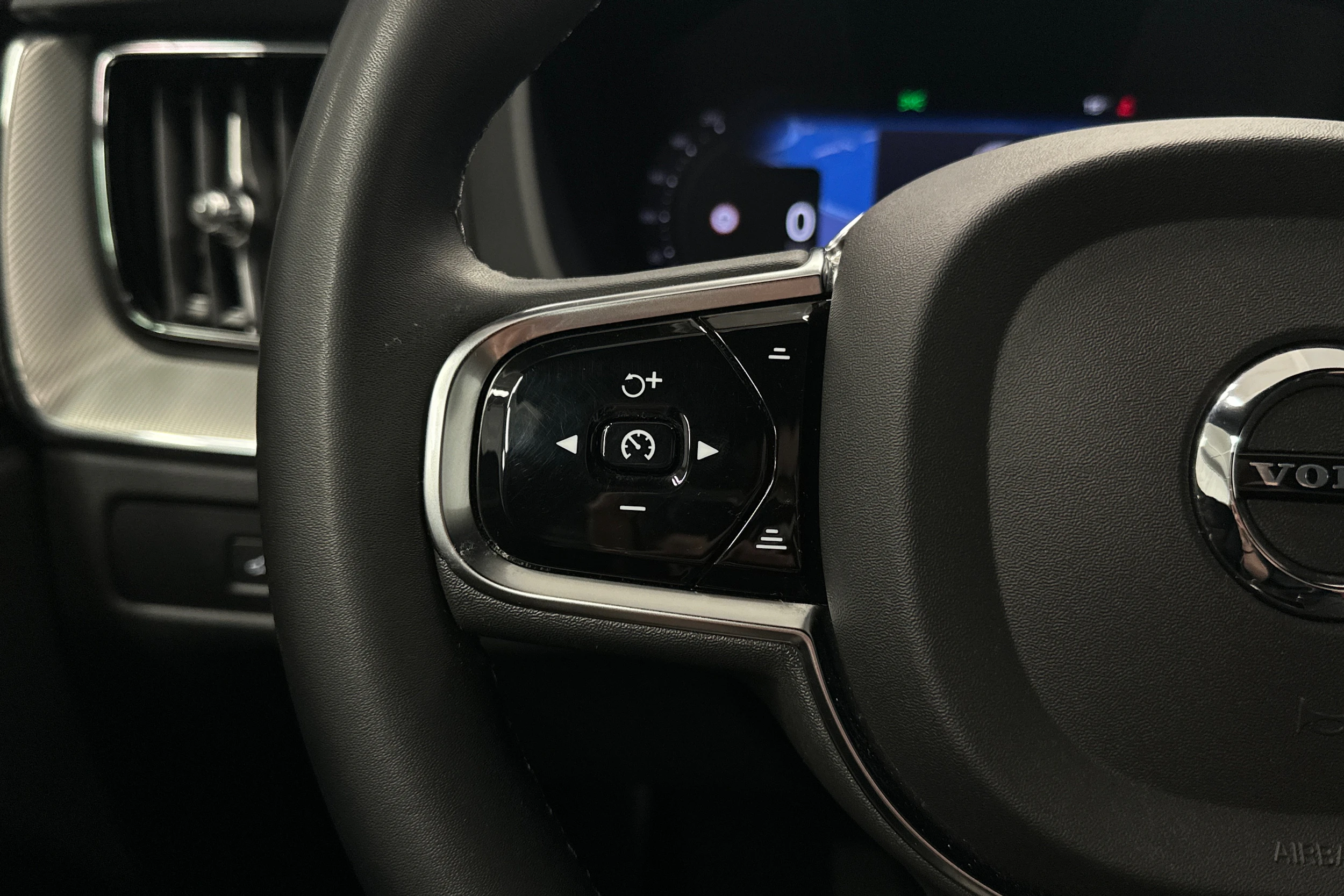 musta Volvo XC60 2024 kuva 11.