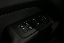 musta Volvo XC60 2024 kuva 14.