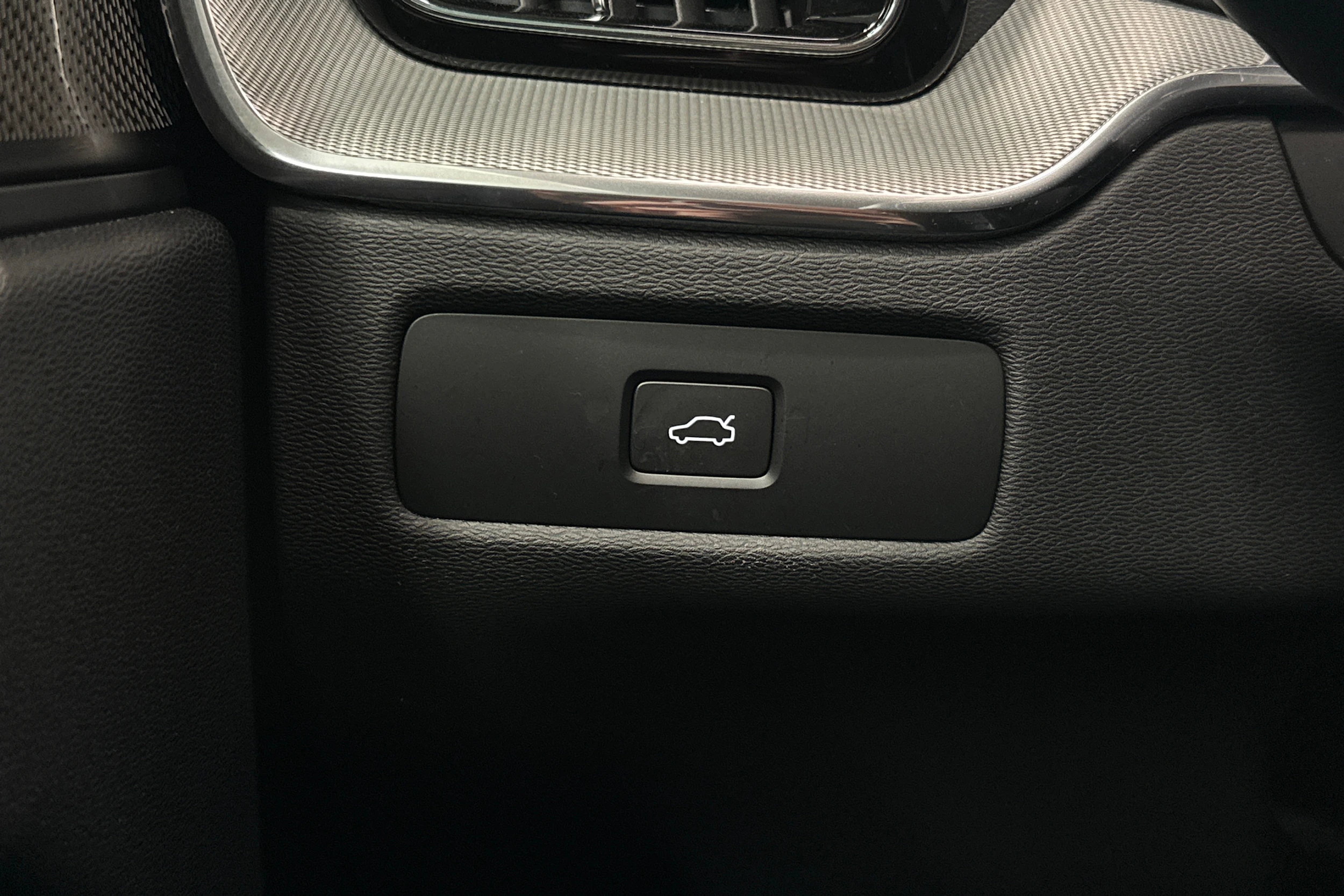 musta Volvo XC60 2024 kuva 15.