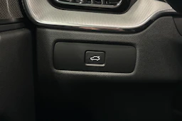 musta Volvo XC60 2024 kuva 15.
