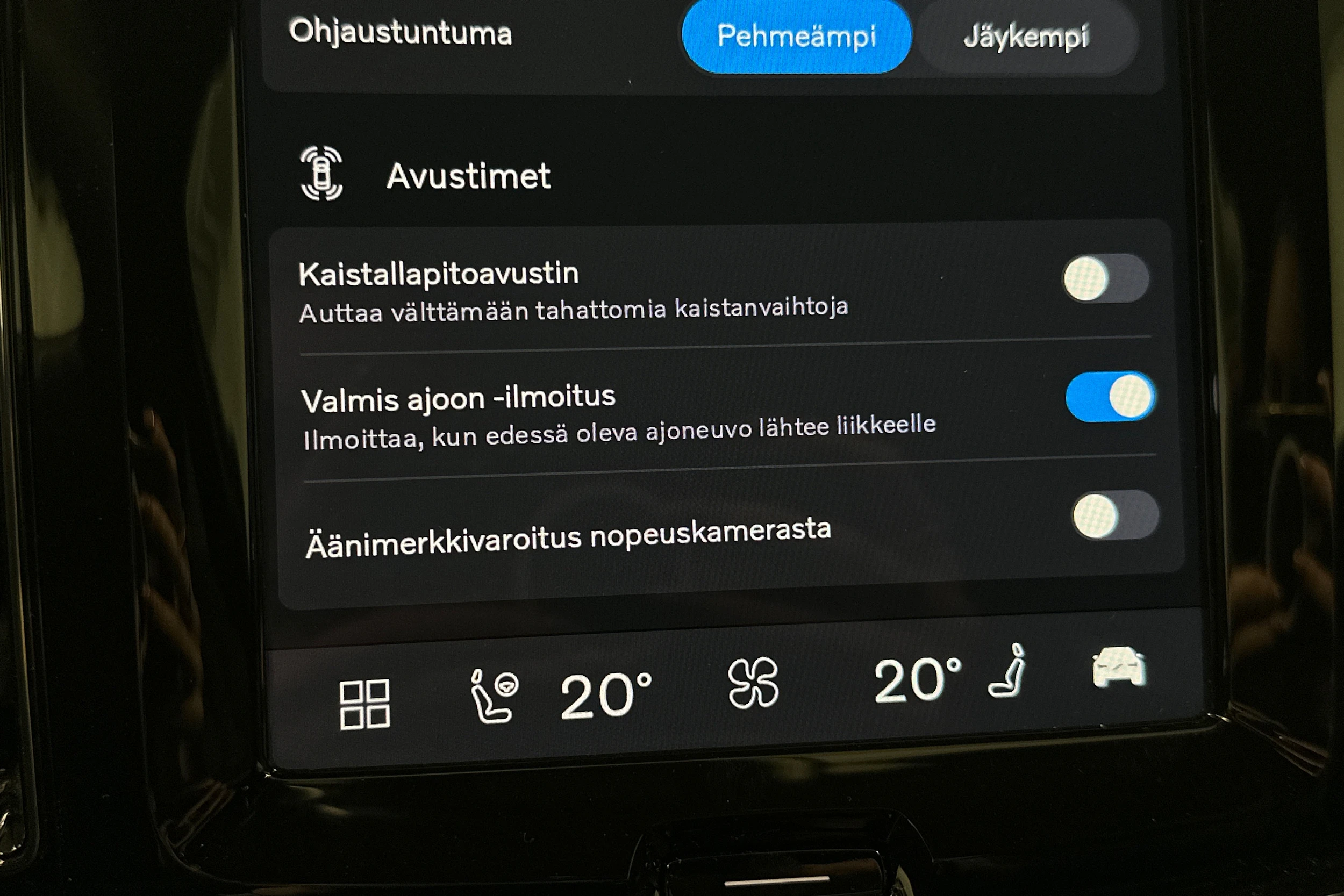 musta Volvo XC60 2024 kuva 23.