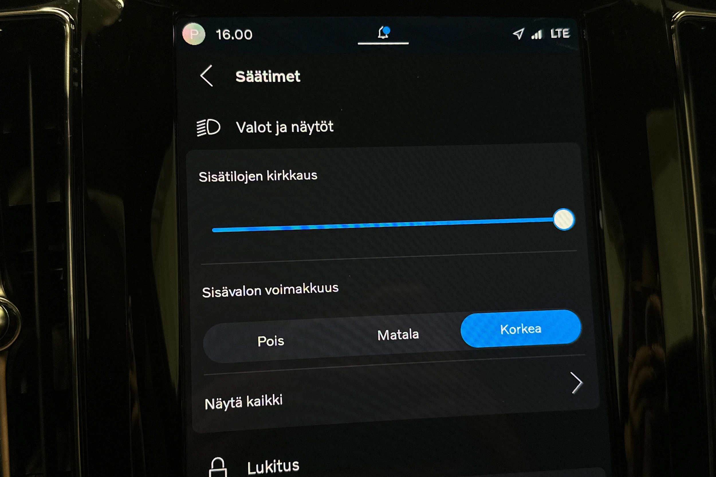 musta Volvo XC60 2024 kuva 24.