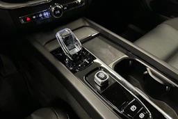 musta Volvo XC60 2024 kuva 34.
